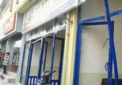 Soma'da AKP il binası taşlandı