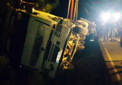 Kaza yerindeki vinç trafiği felç etti