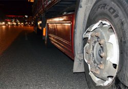 Motosiklet, TIR'ın tekerine çarptı: 2 ağır yaralı