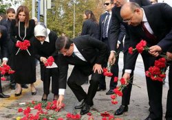 Davutoğlu saldırının gerçekleştirildiği alana karanfil bıraktı