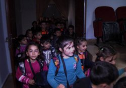 Sur'lu çocuklara tiyatro gösterimi