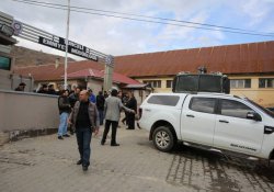 Dersim'de afiş asan kadınlara gözaltı