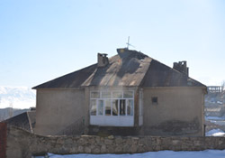 Yüksekova’da bir eve havan topu isabet etti