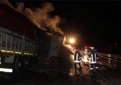 Kaza yapan TIR alev alev yandı: 2 yaralı