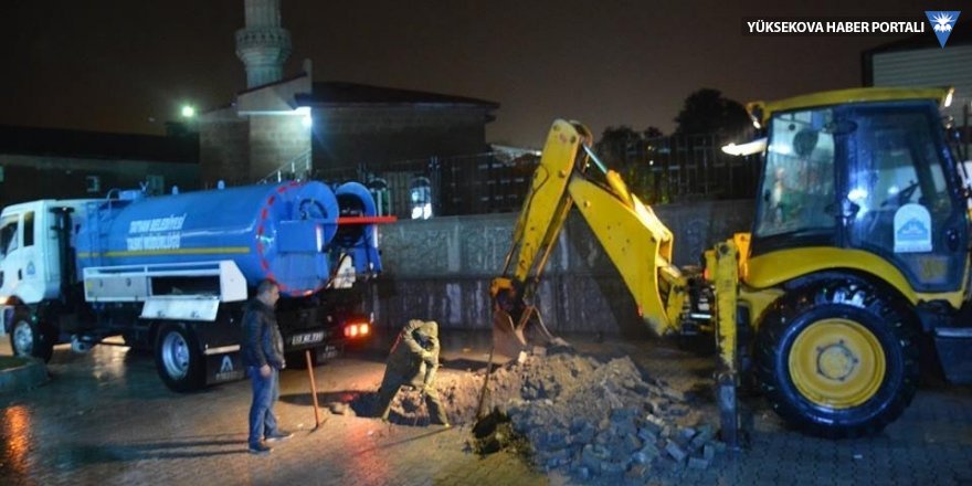 Sağanak yağışlar Tatvan’da hayatı olumsuz etkiliyor