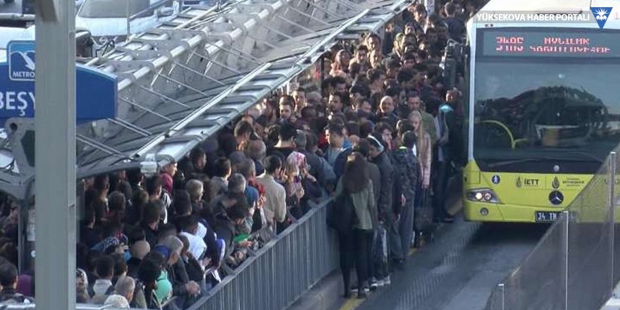 Metrobüs arıza yaptı, duraklar dolup taştı