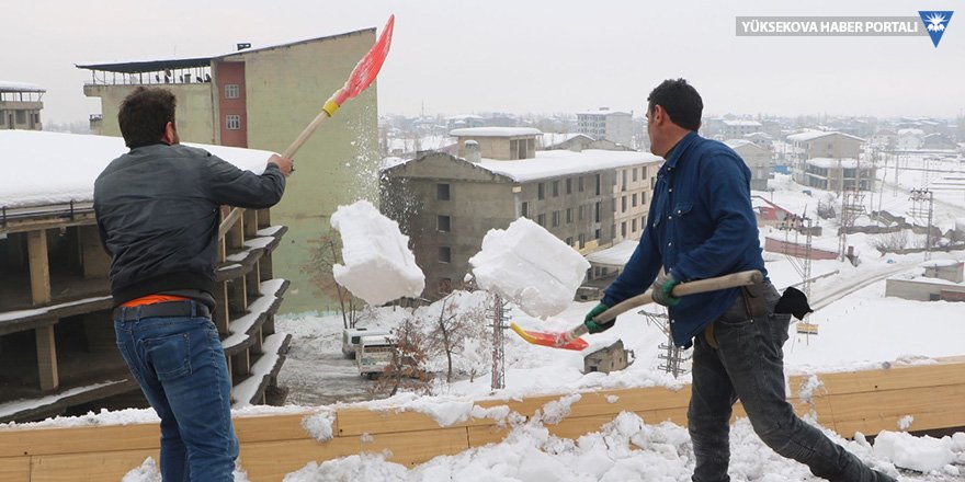 Çatılardaki kar ekmek kapıları oldu