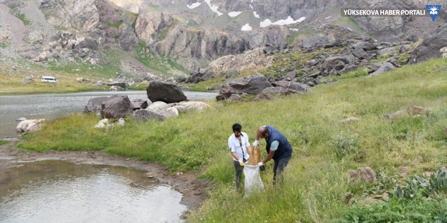Yüksekova'da vatandaşlar Sat Buzul Gölleri'ndeki çöpleri topladı