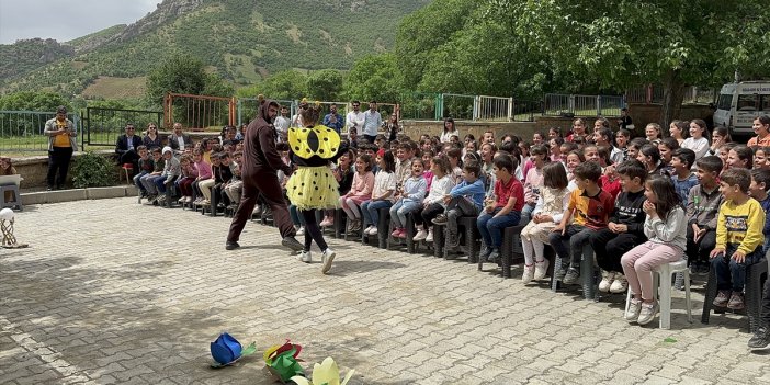 Şemdinli'de sağlıkçı ve öğretmenlerden tiyatro gösterisi