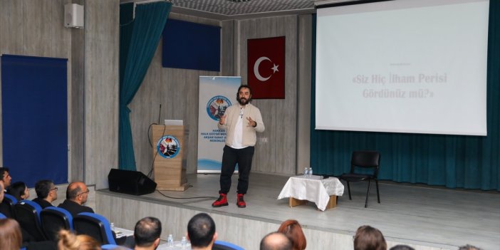Yazar Uğur Batı, Hakkari'de eğitimcilerle söyleşi yaptı