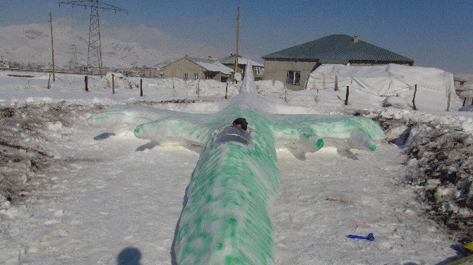 Yüksekova'da kardan savaş uçağı yaptı