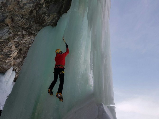 Van’da buzul şelalesine tırmanış