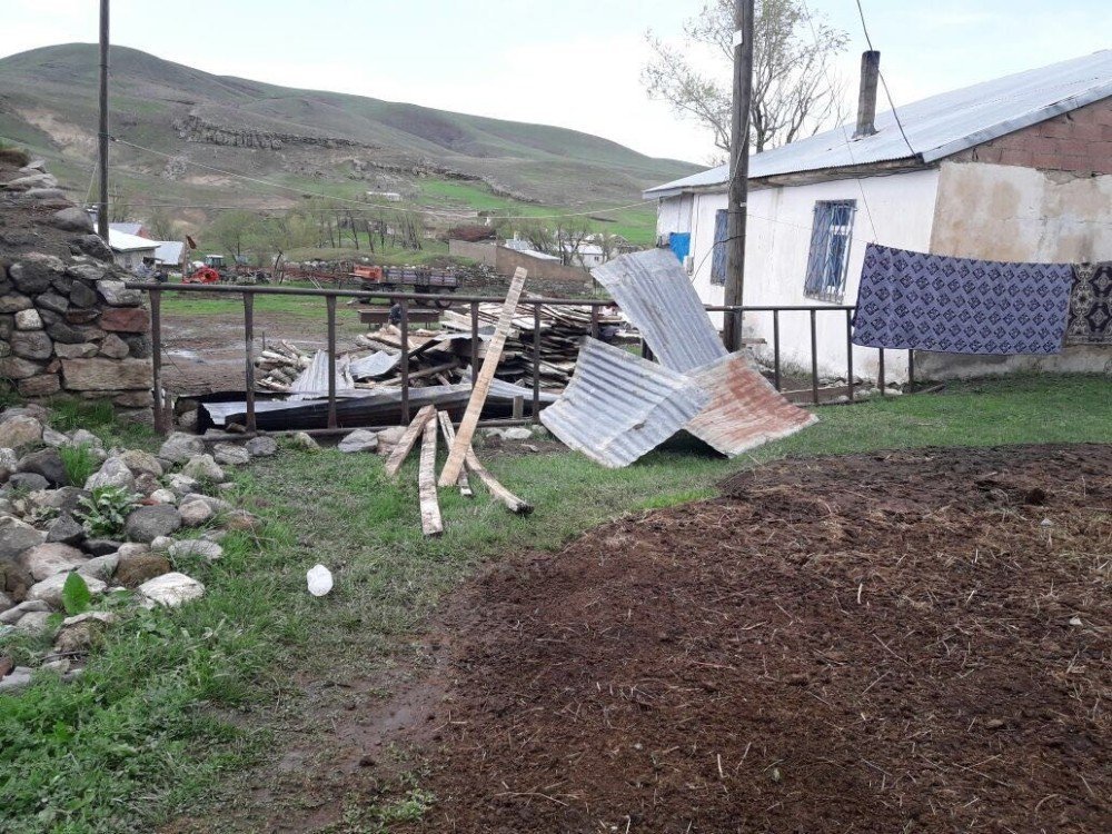 Erzurum’un Horasan ilçesinde şiddetli fırtına evleri yıktı