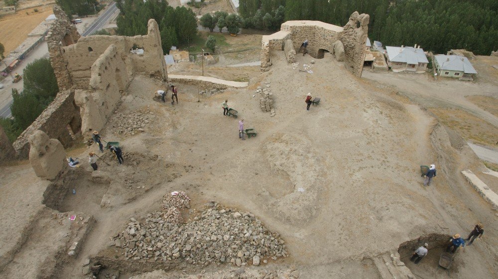 Tarihi Hoşap Kalesi’nde kazı çalışmaları başladı