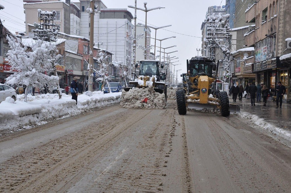 Yüksekova’da kar temizliği