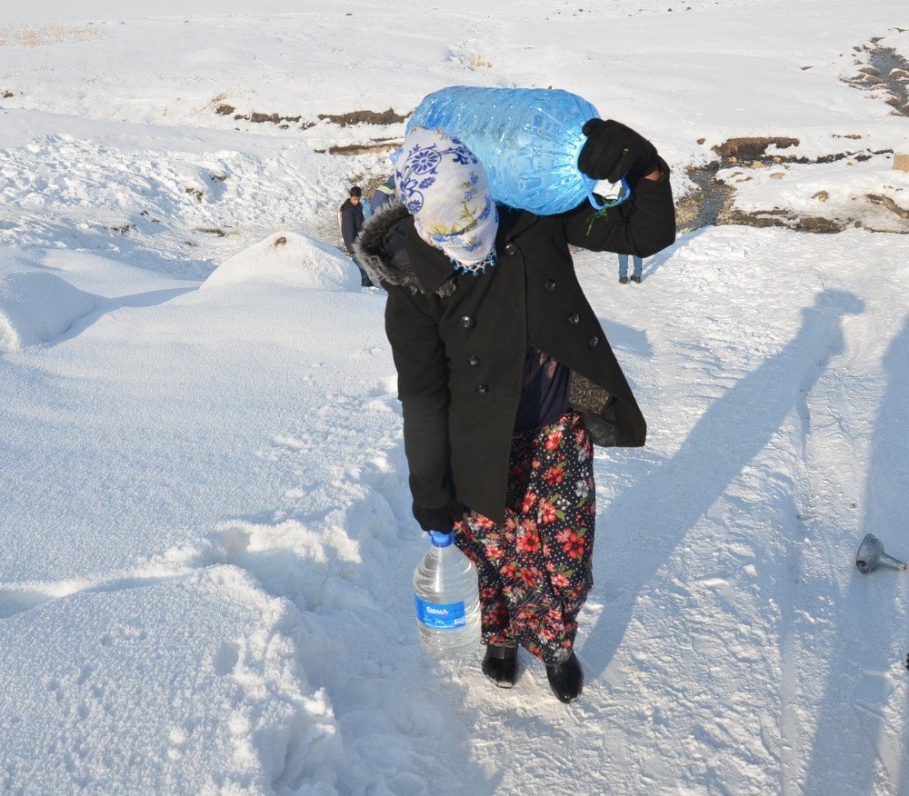 Yüksekova'da köylülerin su çilesi bıktırdı