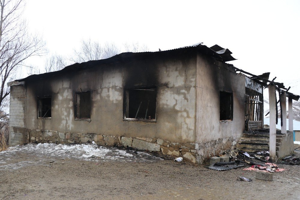 Yüksekova’da Geylani ailesi kış ortasında evsiz kaldı