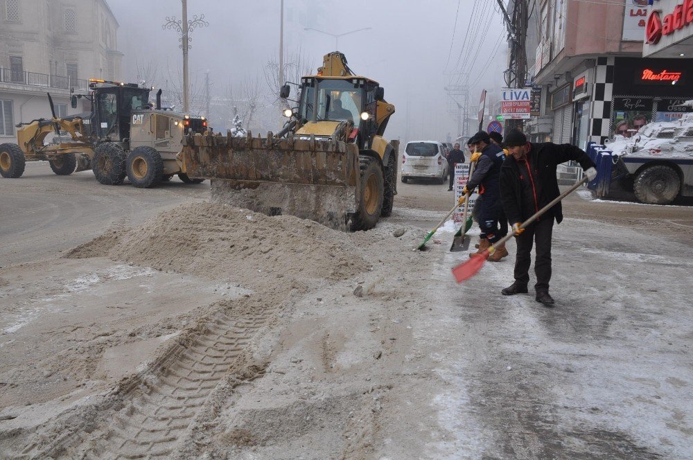Yüksekova'da cadde ve kaldırımlarda buz küreme çalışması