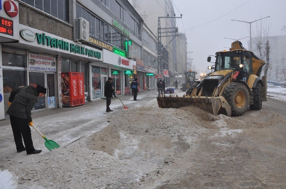 Yüksekova'da cadde ve kaldırımlarda buz küreme çalışması
