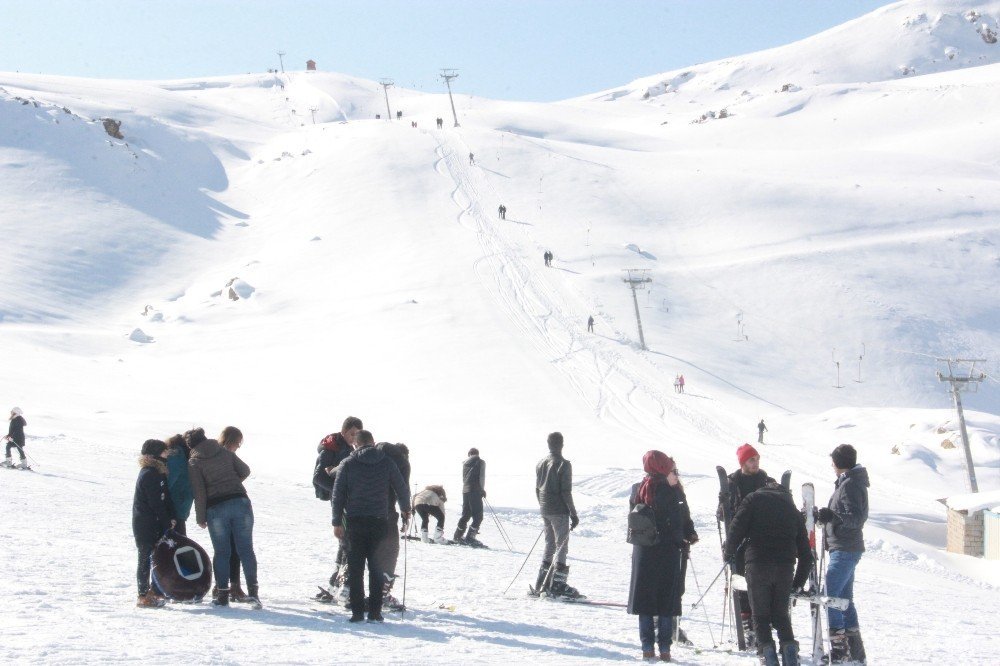 Hakkari'deki kayak merkezi haftasonuları doluyor