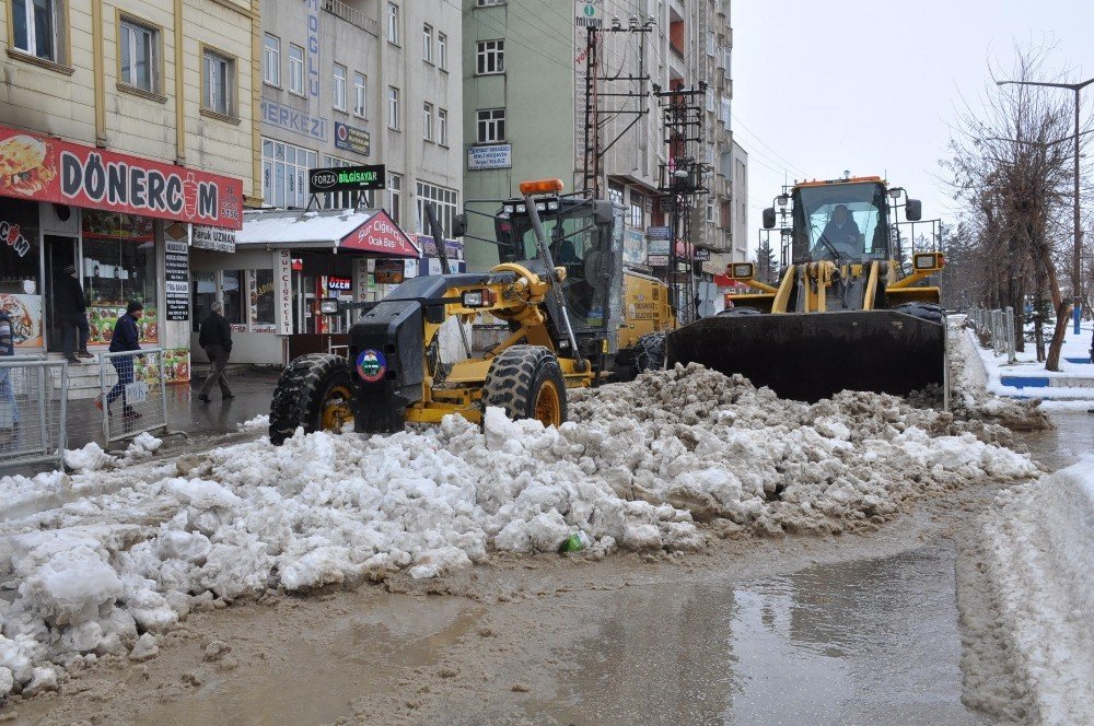 Yüksekova’da karla mücadele