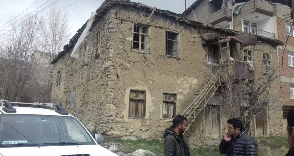 Hakkari’de eski yapılar yıktırılıyor