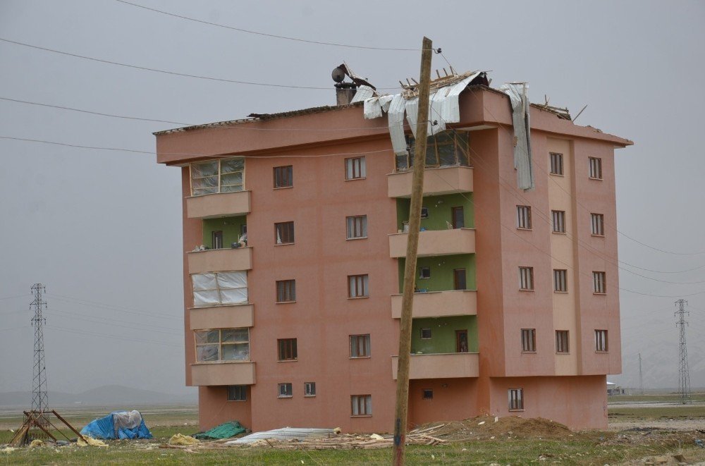 Yüksekova’da fırtına çatıları uçurdu: 1 yaralı