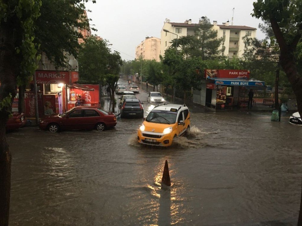Diyarbakır’da cadde ve sokaklar sular altında kaldı