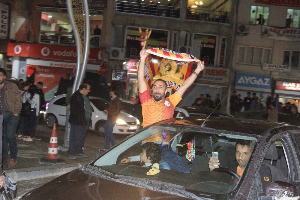 Hakkari’de Galatasaraylıların galibiyet sevinci