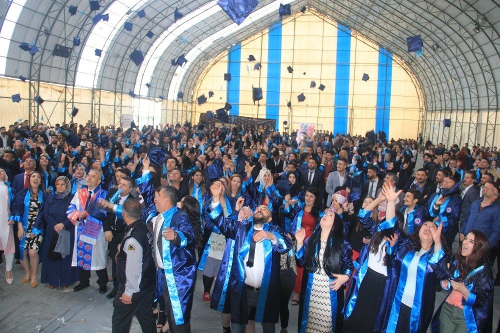 Hakkari Üniversitesinde halaylı mezuniyet töreni