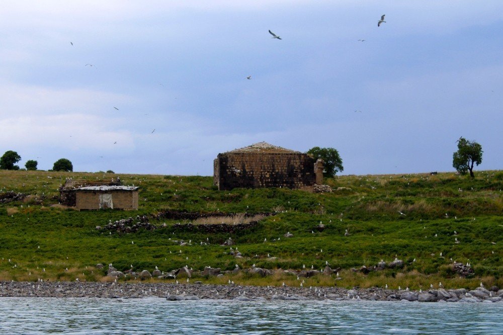 Van'ın Adır Adası eşsiz dokusuyla büyülüyor
