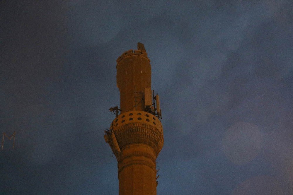 Diyarbakır’da yıldırımın düştüğü minare yıkıldı