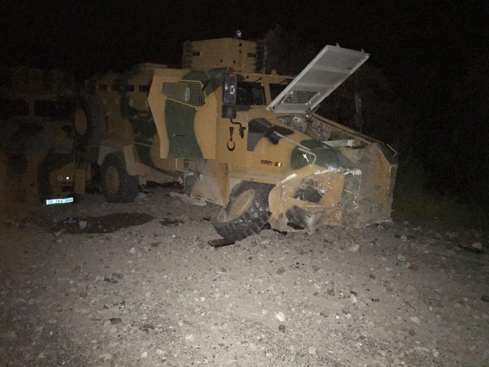 Çukurca'da askeri aracın geçişi sırasında patlama: 4 asker hafif yaralı