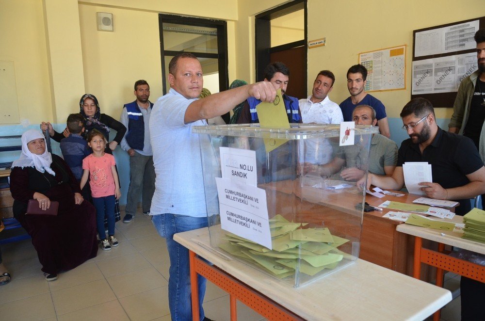 Yüksekova’da oy verme işlemi başladı