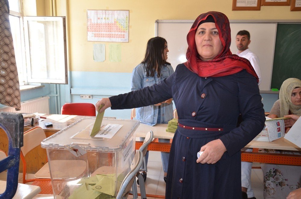 Yüksekova’da oy verme işlemi başladı