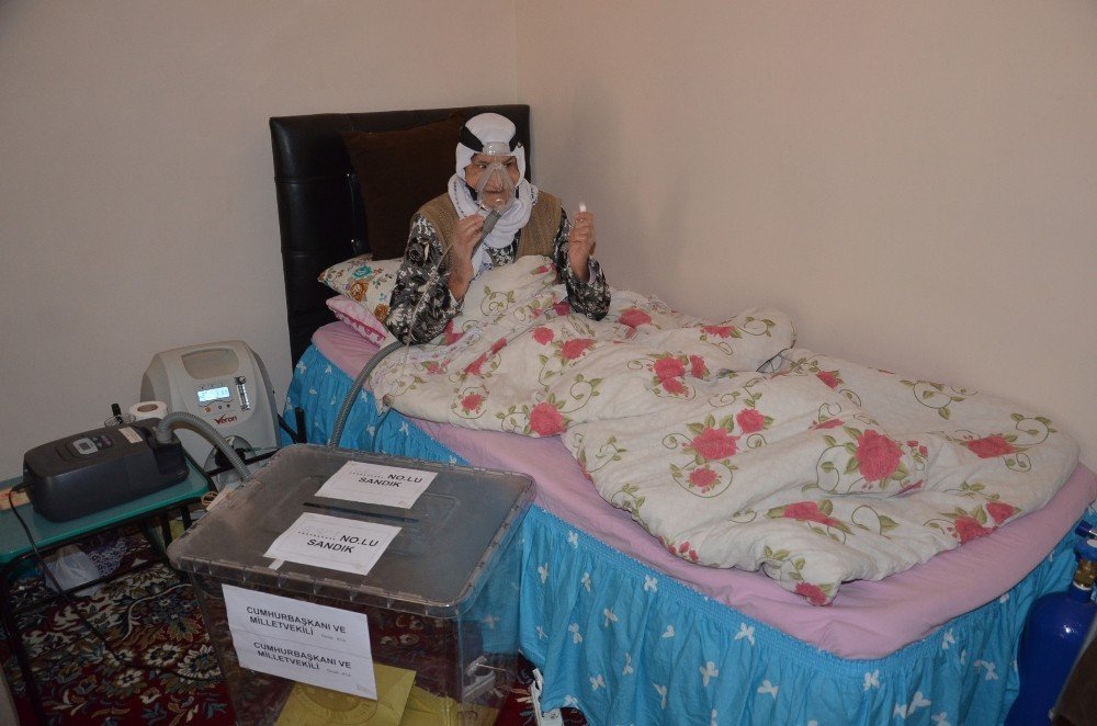 Yüksekova’da yatalak ve engelliler seyyar sandıkta oy kullandı