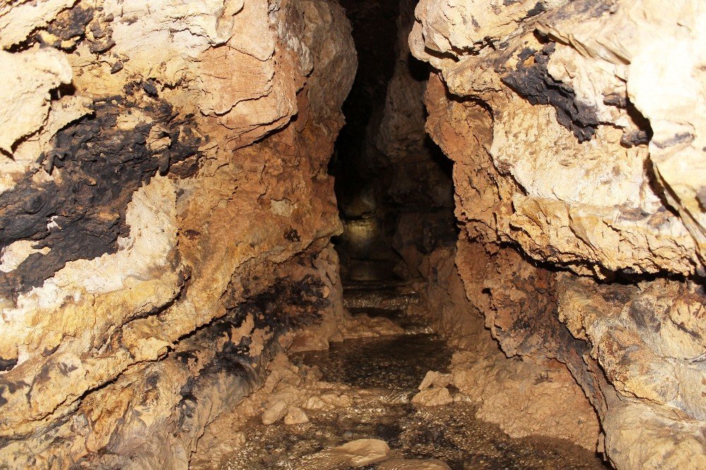 Şemdinli'de bulunan mağara, buzdolabı olarak kullanılıyor