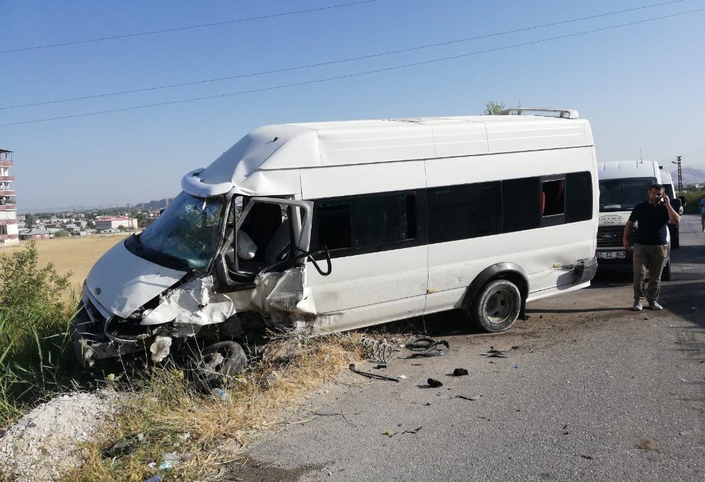 Van’da 2 minibüs kafa kafaya çarpıştı: 1 ölü, 3 yaralı