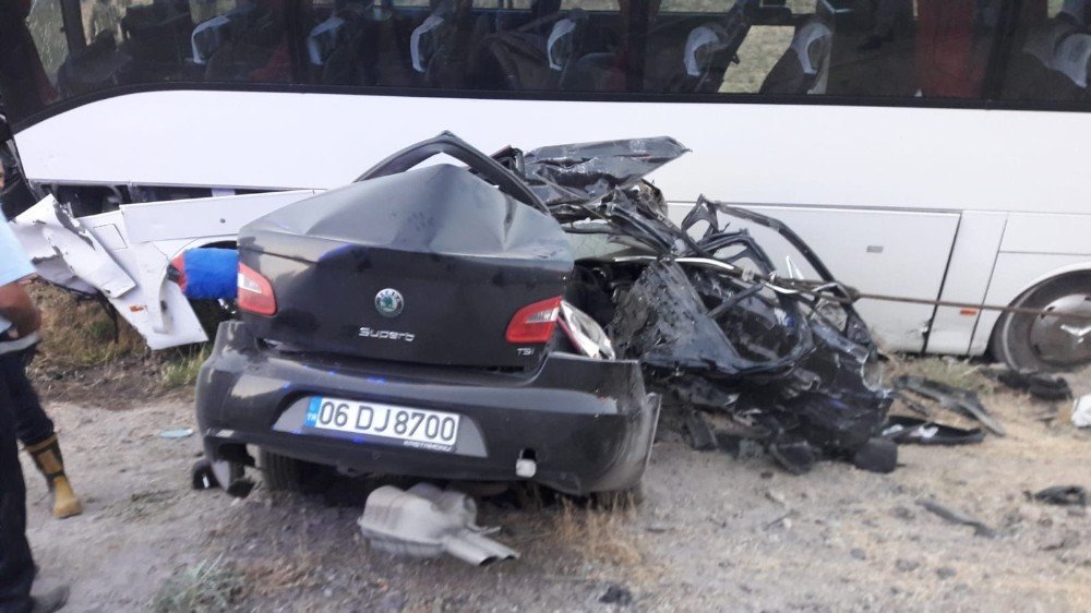 Van'da otobüsle otomobil çarpıştı: 4 ölü, 13 yaralı