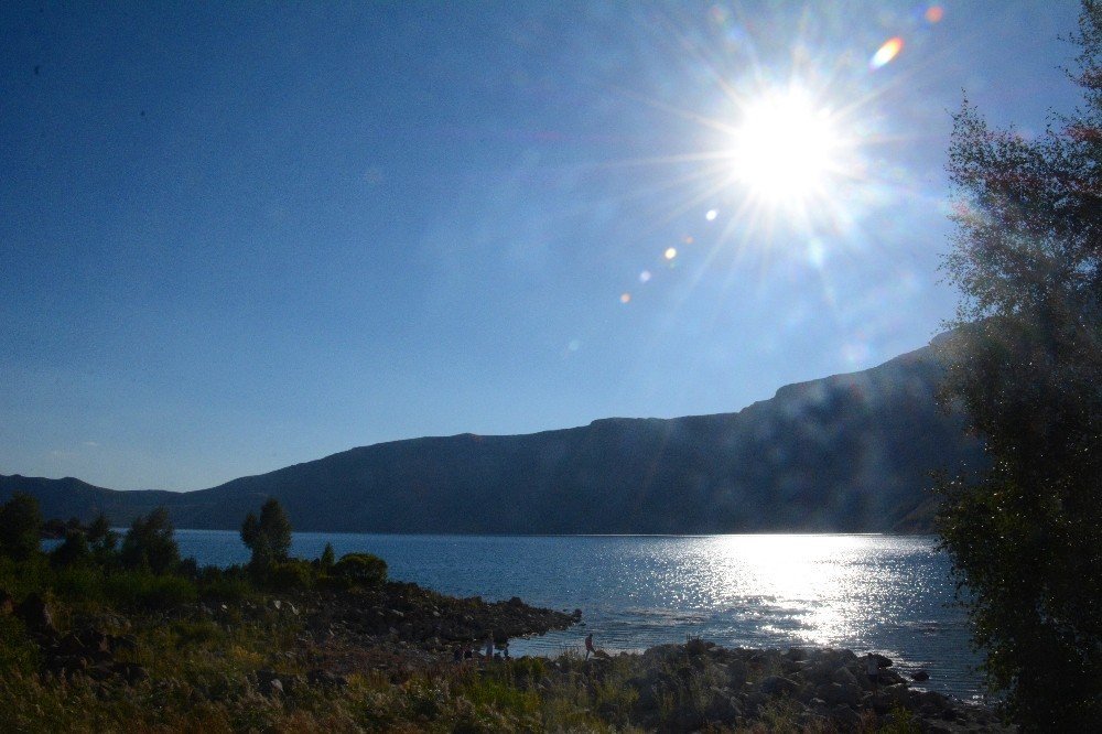 Nemrut Krater Gölü’ne ziyaretçi akını