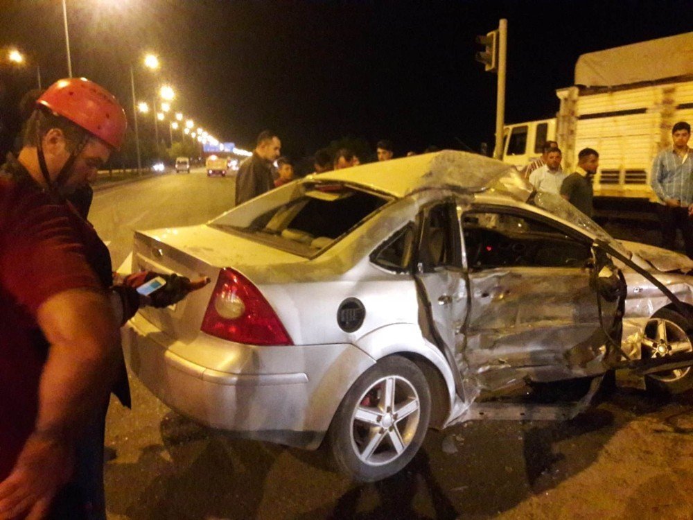 Diyarbakır'da tır otomobili biçti: 2 yaralı