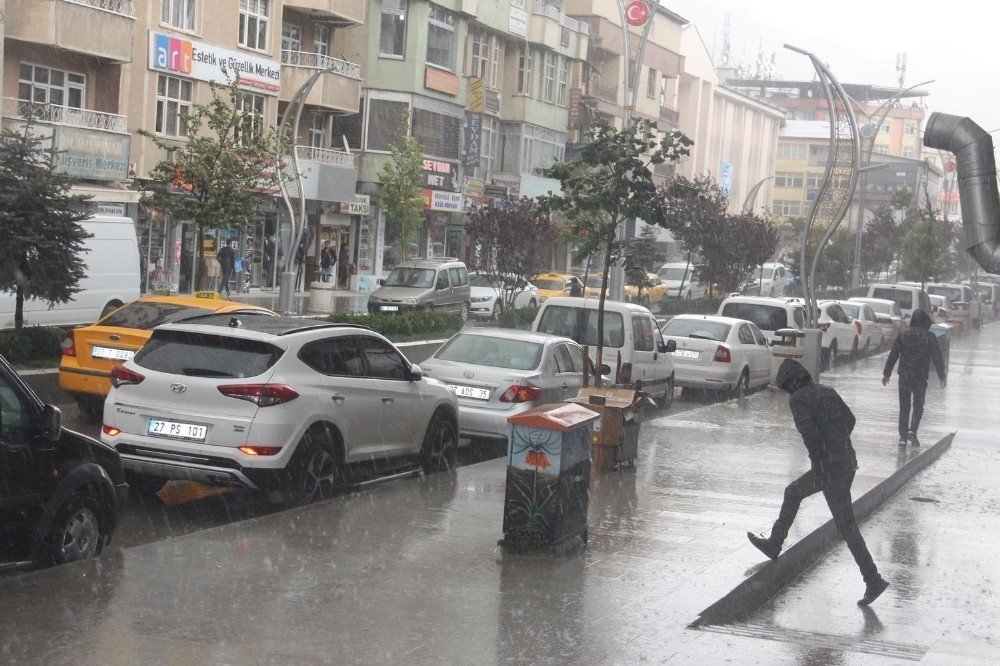 Hakkari’deki sağanak yağış