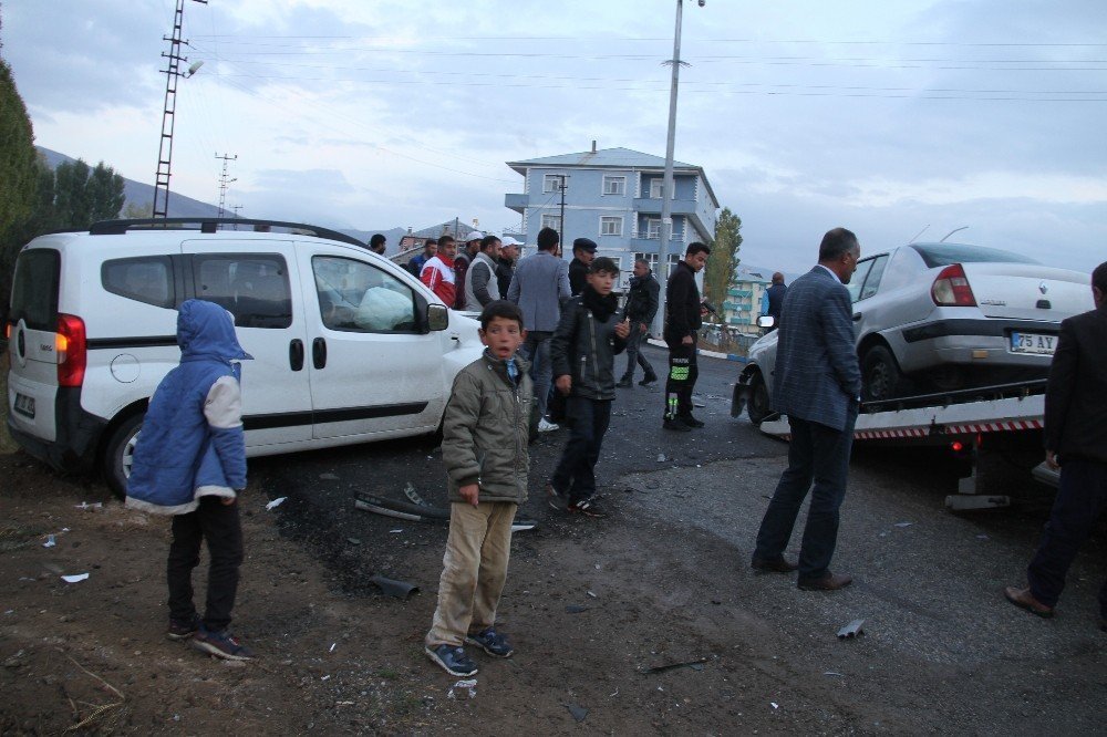 Muradiye’de trafik kazası: 3 yaralı