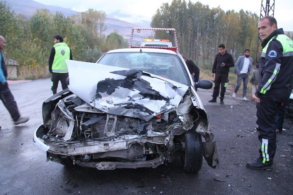 Muradiye’de trafik kazası: 3 yaralı