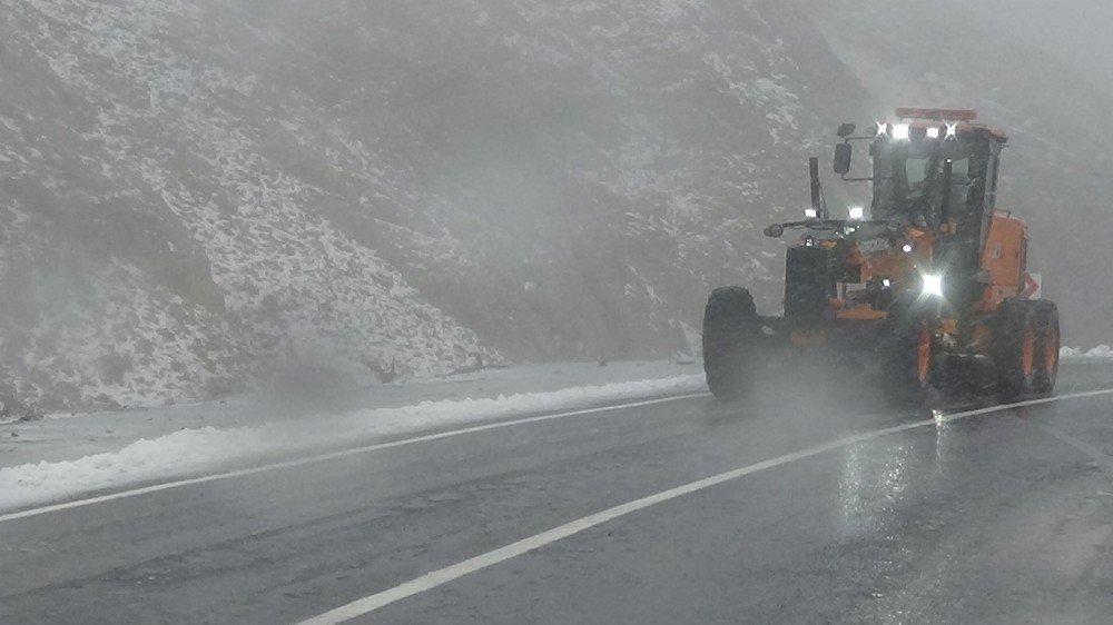 Van Karabet Geçidi’nde kar etkili oluyor