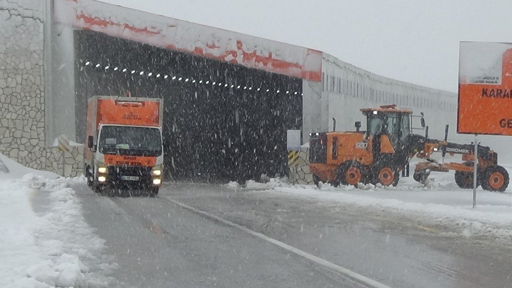 Van Karabet Geçidi’nde kar etkili oluyor