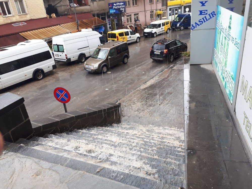 Bitlis’te sağanak yağış etkili oldu