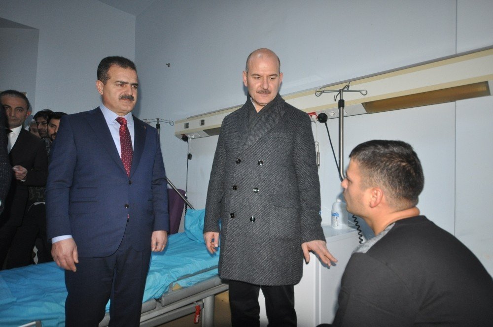 Bakan Soylu, Yüksekova’da tedavileri devam eden askerleri ziyaret etti