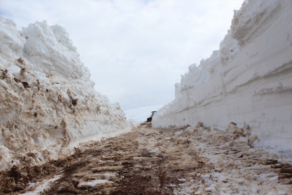 Baharda 7 metrelik karla mücadele