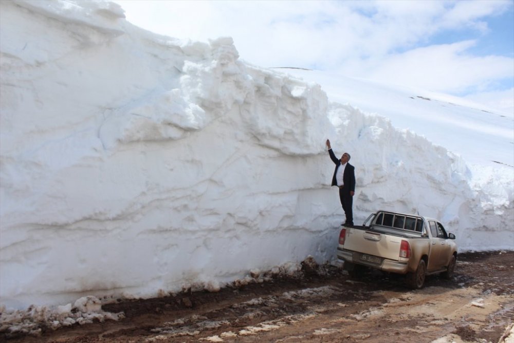 Baharda 7 metrelik karla mücadele